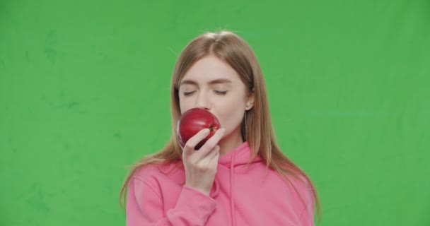 Mujer mordiendo gran manzana roja fresca — Vídeo de stock