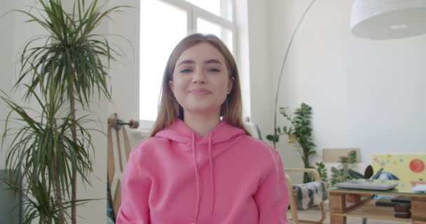 若い女性はビデオ会議を作る — ストック動画