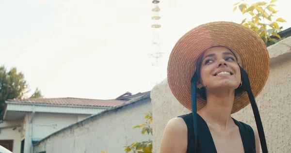 Joven hermosa mujer caminando en las calles —  Fotos de Stock