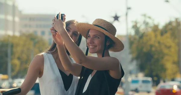 Dos mujeres haciendo foto selfie — Foto de Stock