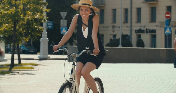 Jovem mulher andar de bicicleta na cidade — Fotografia de Stock