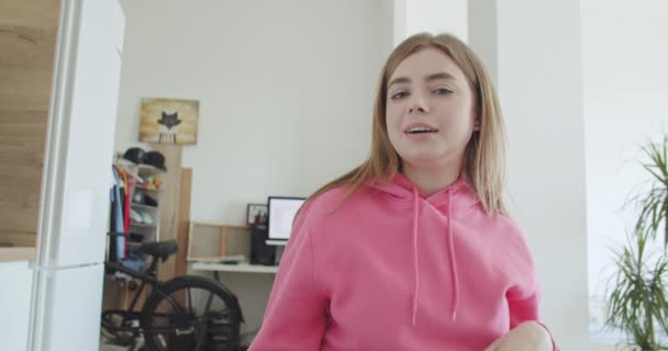 Молодая женщина делает видеоконференцию — стоковое видео