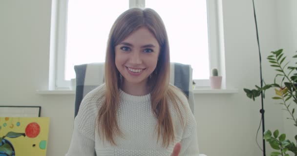 Young woman makes video conference — Stock Video