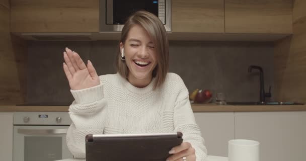 Glimlachende jonge vrouw blogger influencer doen videochat — Stockvideo