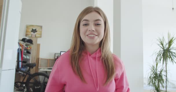 若い女性はビデオ会議を作る — ストック動画