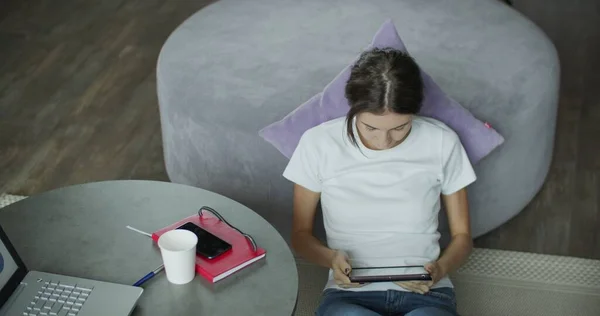 Молода жінка використовує цифровий планшетний комп'ютер вдома — стокове фото