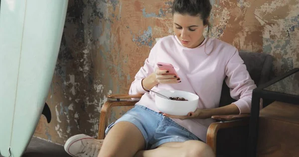 Mujer atractiva usando su computadora portátil mientras desayuna — Foto de Stock