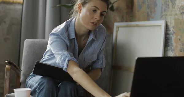 Mujer joven usando tableta digital en el hogar — Foto de Stock