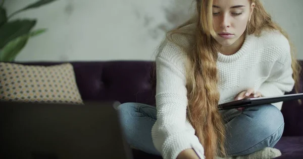 Mujer joven usando ordenador portátil portátil en casa —  Fotos de Stock