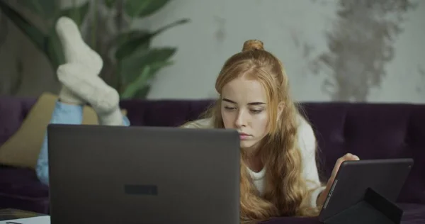 Молода жінка використовує цифровий планшетний комп'ютер вдома — стокове фото