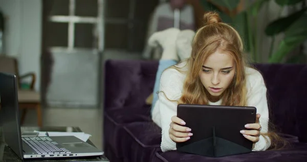 집에서 디지털 태블릿 컴퓨터를 사용하는 젊은 여자 — 스톡 사진