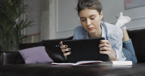 집에서 디지털 태블릿 컴퓨터를 사용하는 젊은 여자 — 스톡 사진