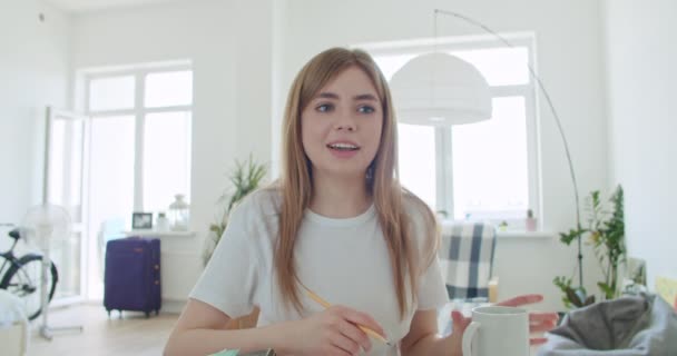 Ung kvinna gör videokonferens — Stockvideo