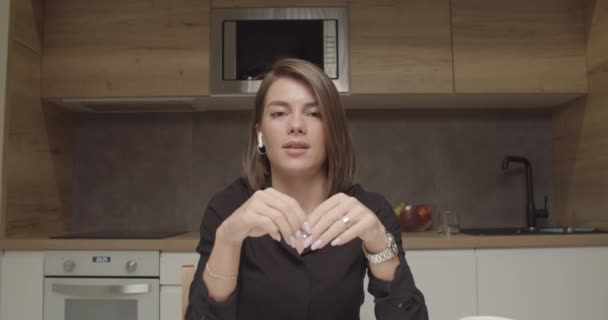 Leende ung kvinna bloggare påverkare gör videochatt — Stockvideo