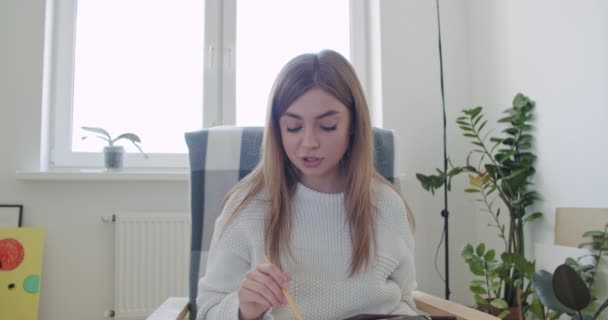 Young woman makes video conference — Stock Video