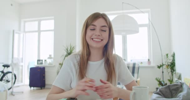 Jonge vrouw maakt videoconferentie — Stockvideo