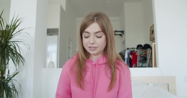 Junge Frau macht Videokonferenz — Stockvideo