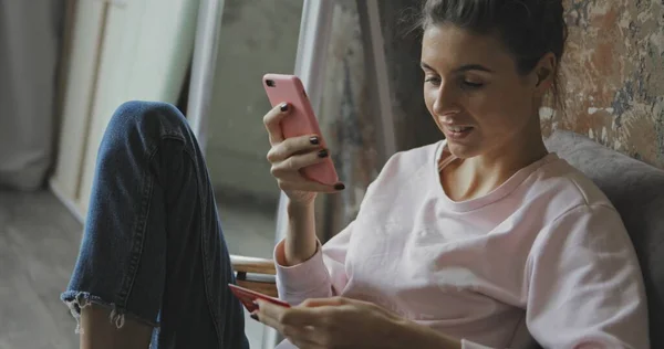 Vrouw ontspannen thuis met digitale tablet — Stockfoto