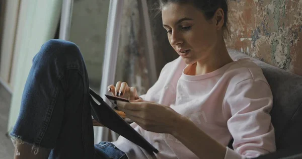 디지털 태블릿을 들고 집에서 쉬고 있는 여성 — 스톡 사진