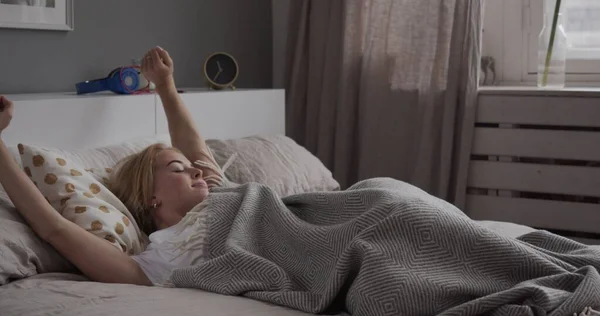 Menina bonito dormir na cama acordar — Fotografia de Stock