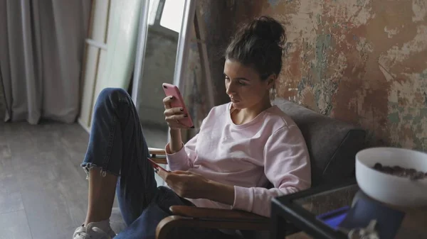 Жінка розслабляється вдома тримає цифровий планшет — стокове фото