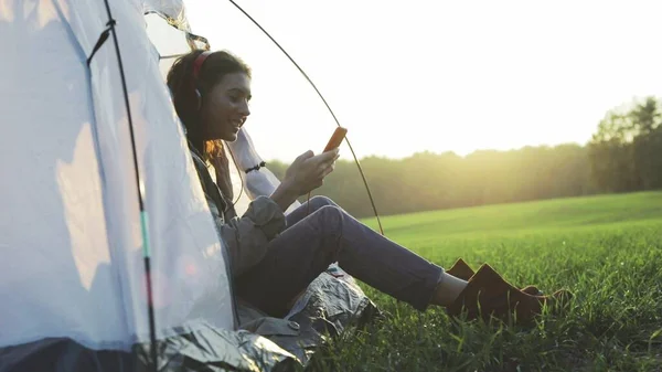 Kempingező nő fekszik sátorban — Stock Fotó