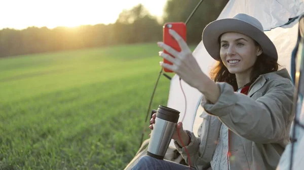 Camping femme couchée dans la tente — Photo