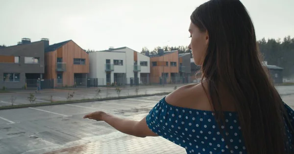 Mujer mirando a la lluvia —  Fotos de Stock