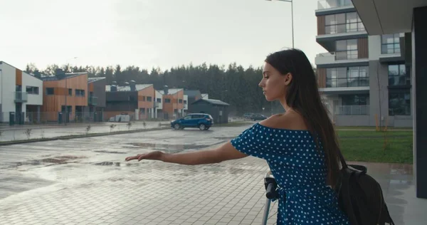 Woman looking out at rain — Stock Photo, Image