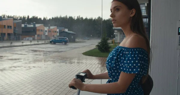 Mujer mirando a la lluvia —  Fotos de Stock