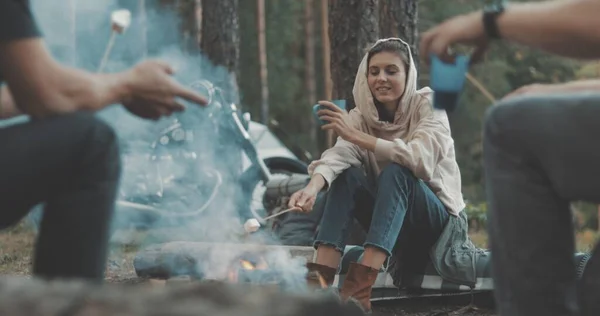 Pique-nique en plein air en forêt — Photo