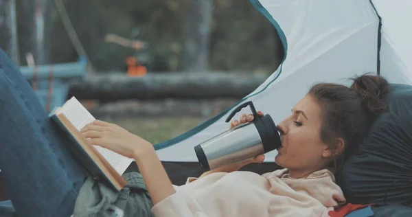 Lány olvas könyvet kemping sátor — Stock Fotó