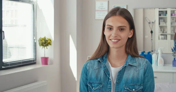 Donna paziente sorridente — Foto Stock