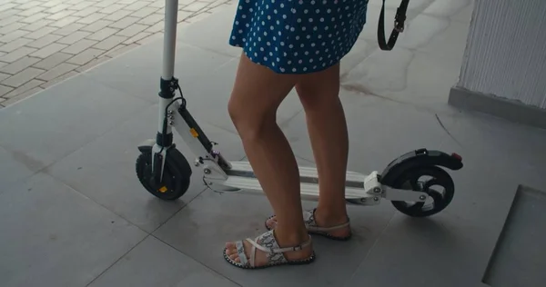 Mulher olhando para a chuva — Fotografia de Stock