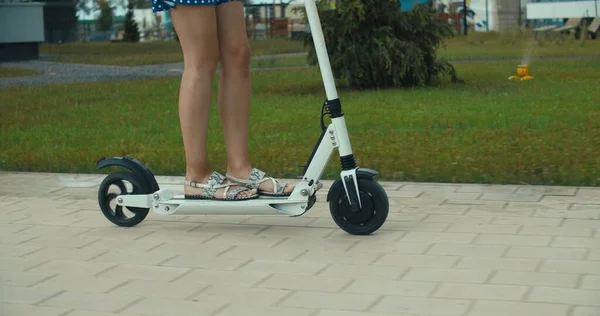 Kadın elektrikli scooter kullanıyor. — Stok fotoğraf