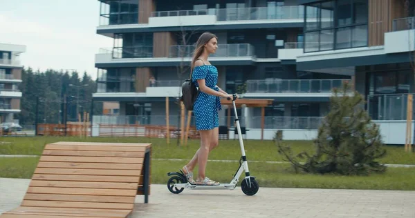 Mujer montando en scooter de patada eléctrica — Foto de Stock