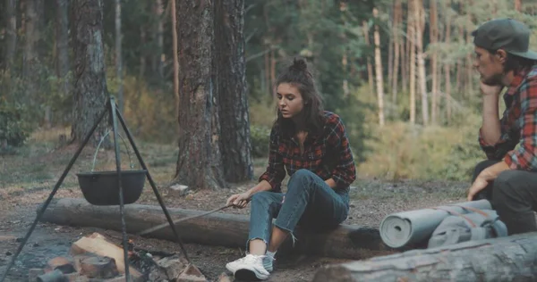 Pěší túry přátelé sedí u ohně — Stock fotografie