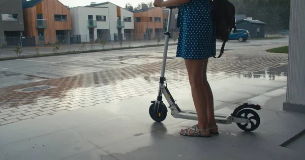 Mulher olhando para a chuva — Fotografia de Stock