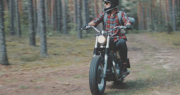 Jovem motociclista de condução na estrada da floresta — Fotografia de Stock