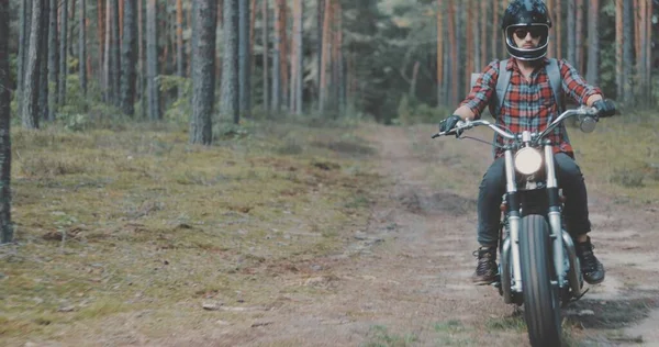 Jeune motard conduisant une moto sur la route forestière — Photo