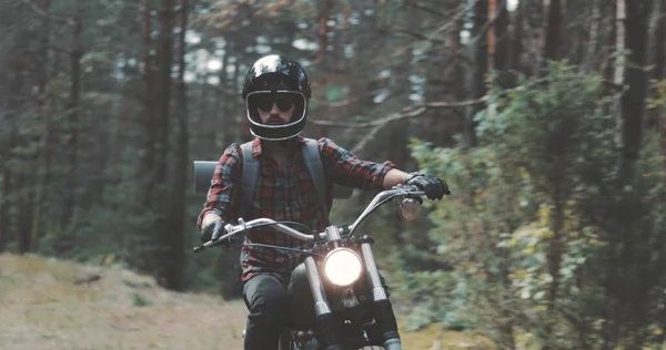 Молодий гонщик за кермом мотоцикла на лісовій дорозі — стокове фото