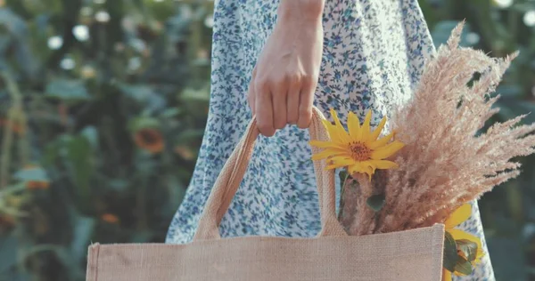 Flicka i blå klänning promenader — Stockfoto