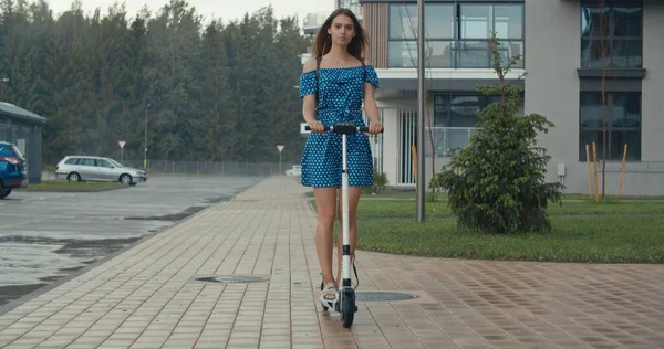 Mulher olhando para a chuva — Fotografia de Stock