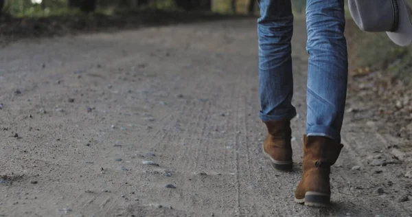 Active saine hipster adolescent randonnée dans la forêt — Photo