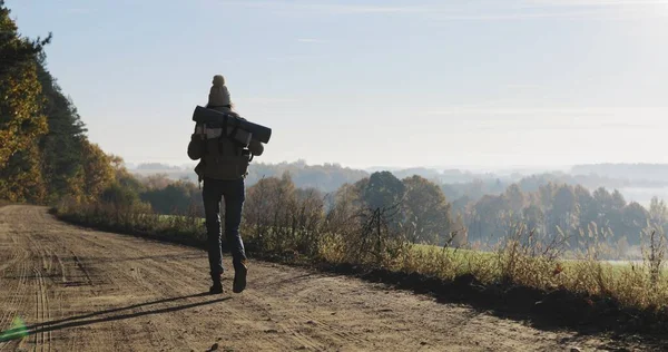 Actieve gezonde hipster vrouw wandelen in het bos — Stockfoto