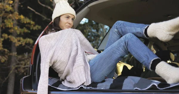 Woman in trunk waking up — Stock Photo, Image
