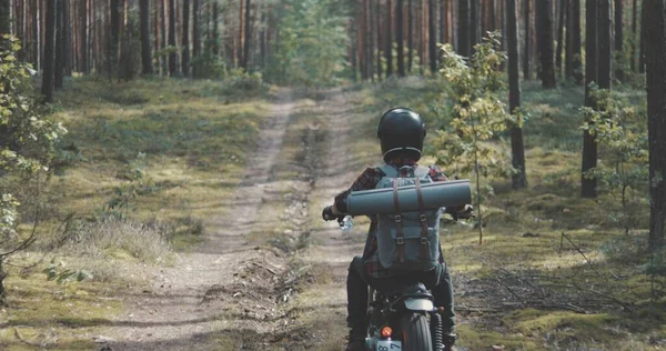 Młody motocyklista prowadzący motocykl po leśnej drodze — Zdjęcie stockowe