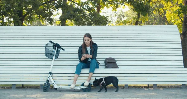 Mujer joven y perro —  Fotos de Stock