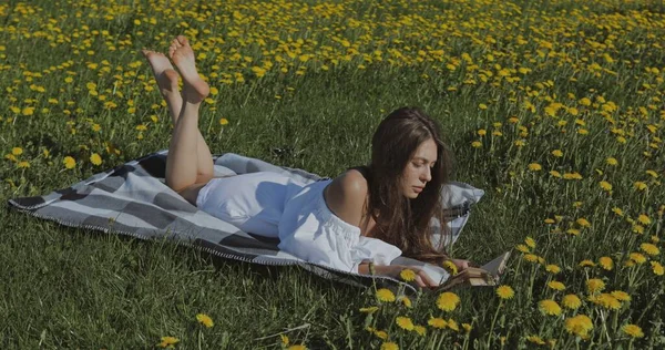 Feliz joven mujer — Foto de Stock