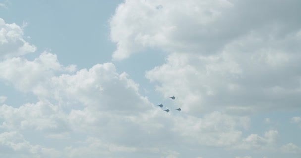 Kolonne van vier militaire gevechtsvliegtuigen vliegt over de grond — Stockvideo